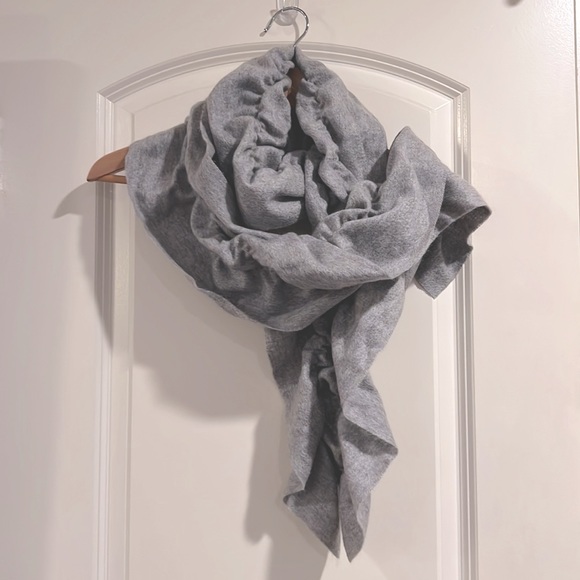 Ruffled gray cashmere scarf - Picture 3 of 5